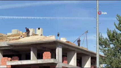 Çatıda tedbirsiz çalışan işçiler yürekleri ağza getirdi: O anlar kameraya yansıdı