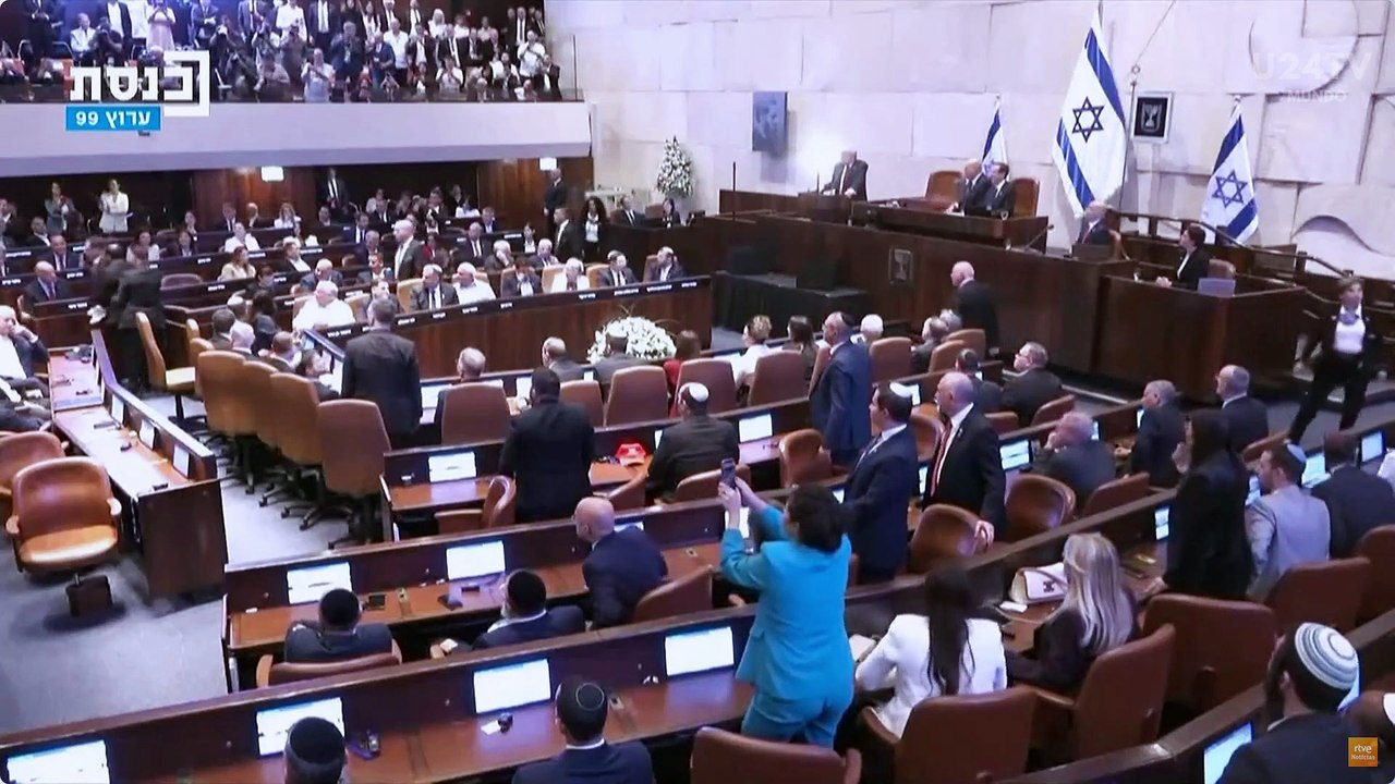 Echan por la fuerza a diputados por desplegar pancartas en apoyo a Palestina
