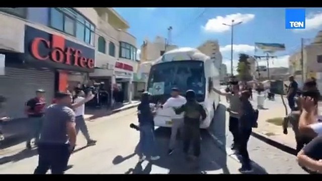 باقون ما بقي الزعتر والزيتون.. دفعة من الأسرى المحررين يصلون رام الله بعد الإفراج عنهم في إطار صفقة