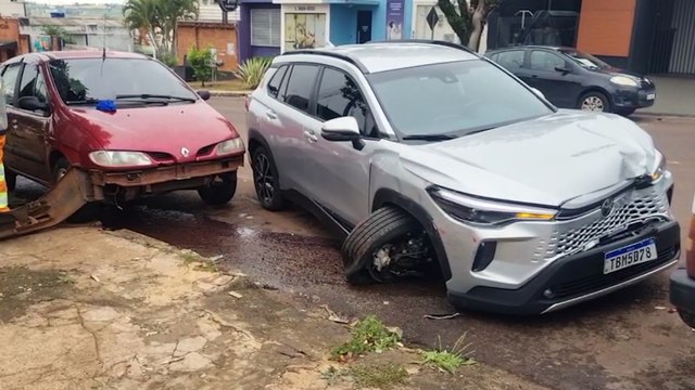 Condutor fugitivo fecha Corolla que bate em outros dois veículos estacionados no Cancelli