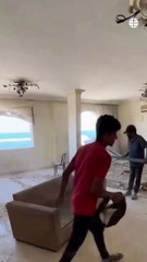 ¡Reconstruye su hogar! Un palestino limpiando su casa en Gaza se vuelve viral (VIDEO)