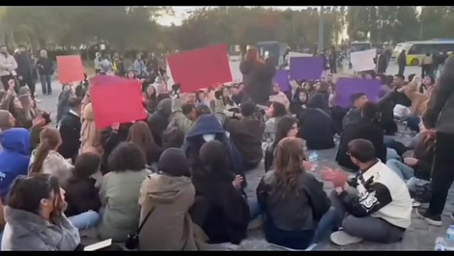 Van Yüzüncüyıl Üniversitesi Rojin Kabaiş için ayakta