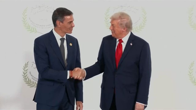 El saludo de Trump y Pedro Sánchez en la cumbre por la paz en Gaza en Egipto