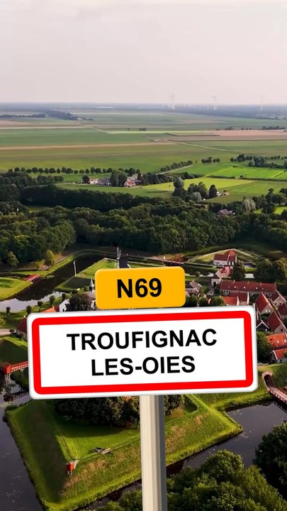 Bienvenue à Troufignac-les-Oies, le village où la famille Pixelot tente tant bien que mal de vivre une vie normale… entre bricolages ratés, repas de famille tendus et idées géniales (en théorie).