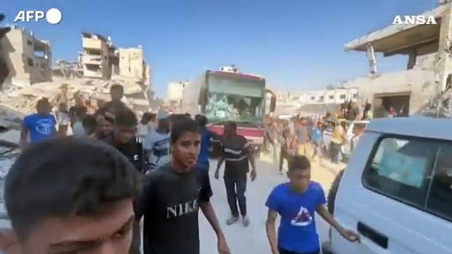 Gaza, autobus carichi di palestinesi liberati da Israele arrivano a Khan Yunis