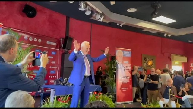 Toscana, Giani riconfermato: gli applausi al comitato elettorale