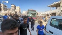 Gaza, autobus carichi di palestinesi liberati da Israele arrivano a Khan Yunis