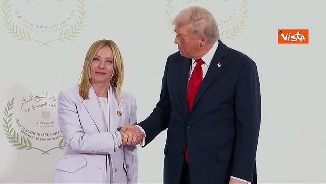 Meloni in Egitto per firma accordi pace Gaza, la stretta di mano con Trump