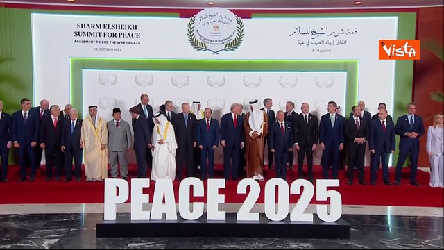 Meloni in Egitto per firma accordi pace Gaza. La foto con i leader, tra i quali Trump ed Erdogan