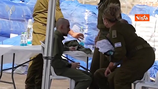 Gli ostaggi israeliani liberati da Hamas accolti dall'Idf al checkpoint