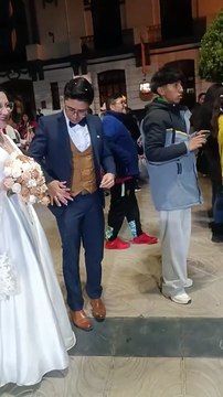 Colegio de La Paz toca hermoso vals para flamantes esposos en Potosí