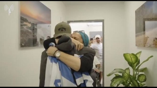 L'abbraccio degli ostaggi israeliani liberati con le famiglie