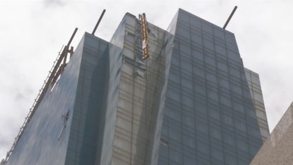 Calle 53 cerrada por caída de grúa; solo vehículos resultaron afectados