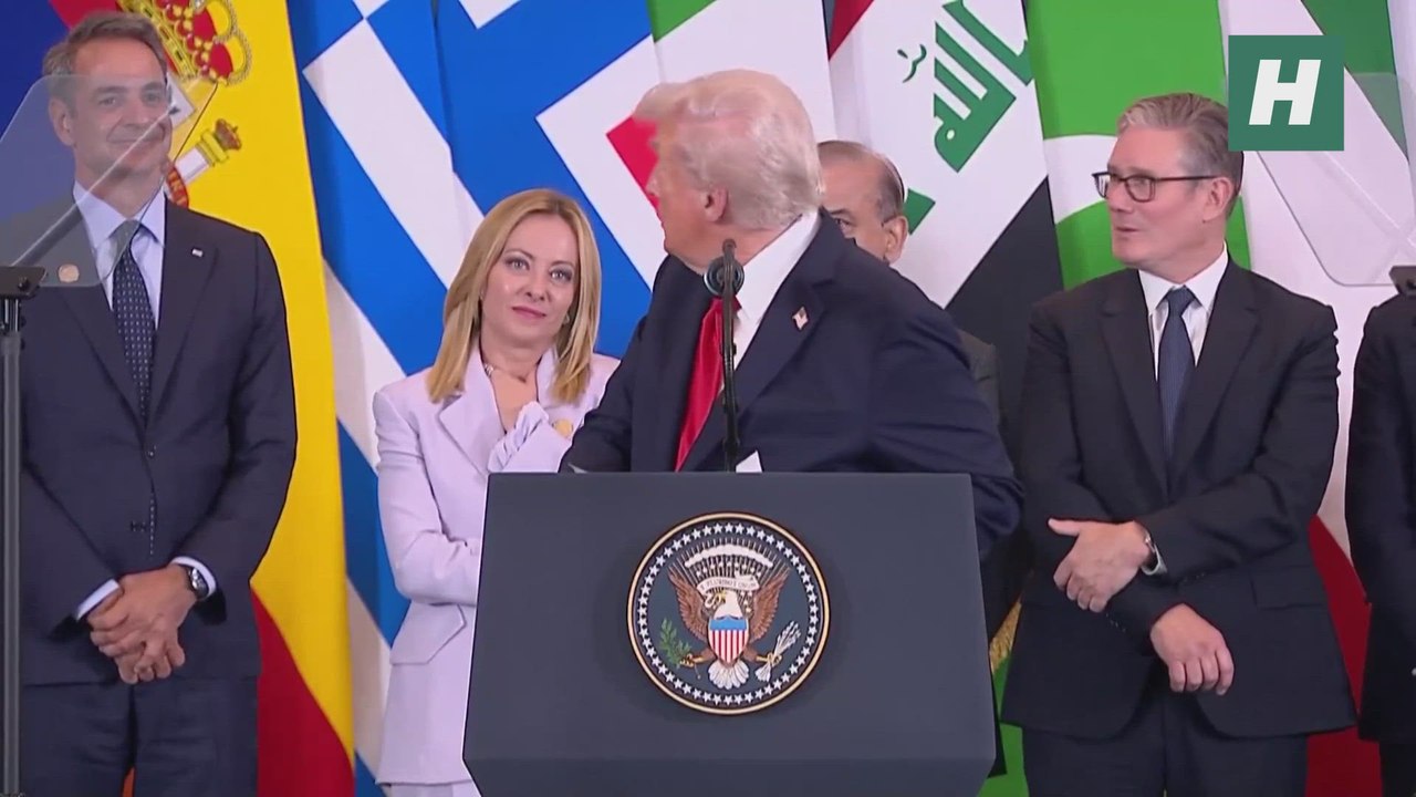 Las breves palabras de Trump a Sánchez en la Firma del Plan de Paz: "¿Estáis trabajando aquí sobre el PIB?"