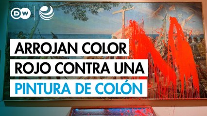 Activistas arrojan color rojo contra una pintura de Colón