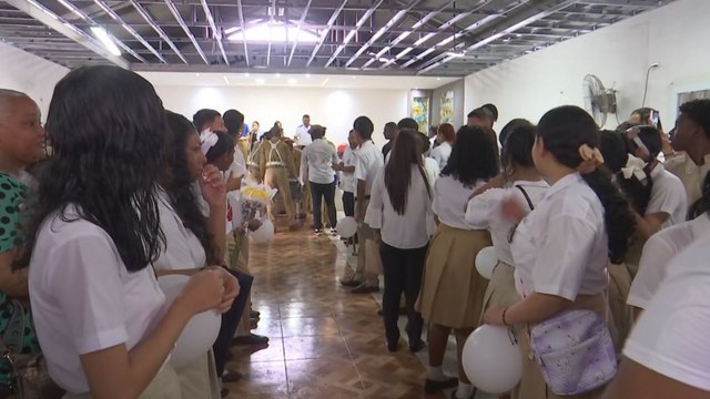 Familiares y compañeros despiden con honores a Yesenia González, víctima del accidente de bus en Chepo