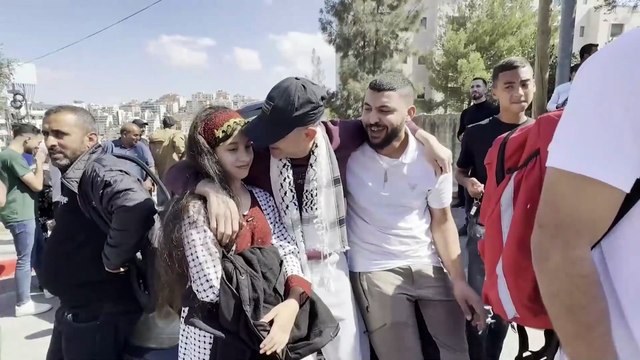 Los primeros prisioneros palestinos liberados por Israel llegan a su destino en Ramala