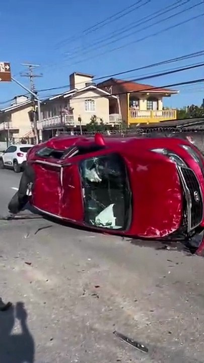Acidente envolvendo 5 carros para o trânsito nos Ingleses, em Florianópolis
