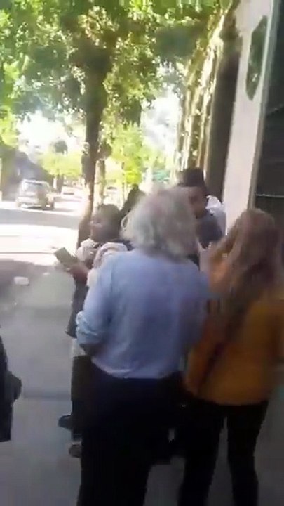 Juan Gil de LLA al grito de “zurda, te voy a cagar a trompadas” golpea a una mujer jubilada