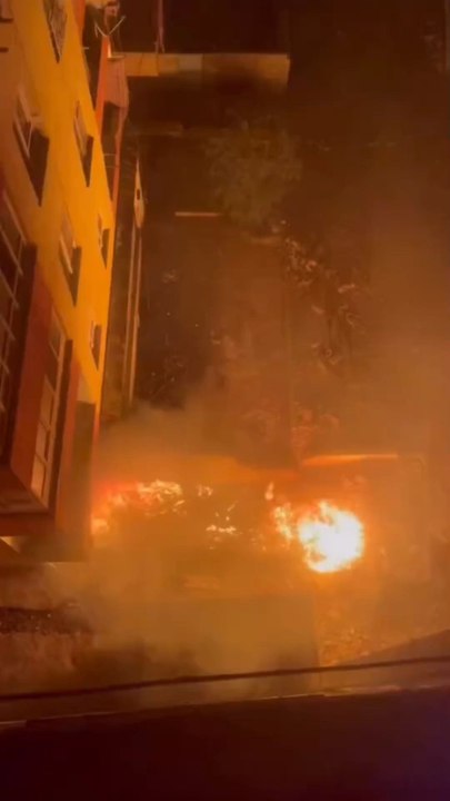 Şanlıurfa’nın Haliliye ilçesinde gece saatlerinde çıkan otluk alan yangını, korku dolu anlara neden oldu.