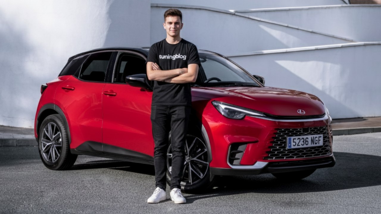 Lexus LBX 2025 in Karminrot – Kompaktes SUV trifft Premium-Look