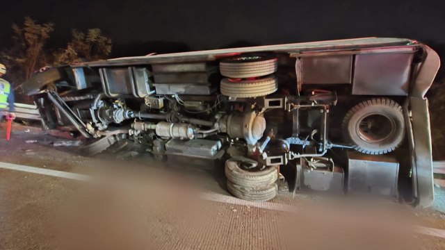 승합차 추돌한 화물차 전도 등 교통사고 잇따라 / YTN