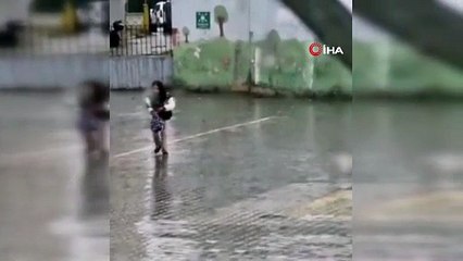 Yağmur altında İstiklal Marşı duygulandırdı