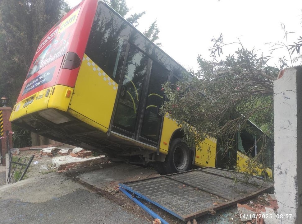 Üsküdar'da İETT otobüsü kaza yaptı
