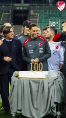 Hakan Çalhanoğlu'nun 100. maç pastasını Kocaeli’nde kesildi