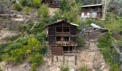 Bu evlere sadece patikalardan ulaşılıyor: Ruslara zeytin satmak için yaptılar