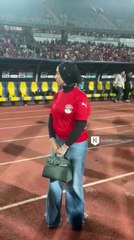 زوجة محمد صلاح تنزل لأرض الملعب خلال الاحتفال بصعود الفراعنة إلى المونديال