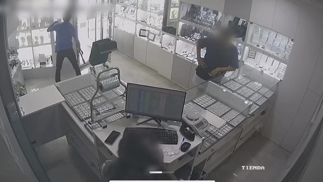 ATRACO a una JOYERÍA A LA ESPAÑOLA : dos hombres asaltan esta tienda de una manera peculiar