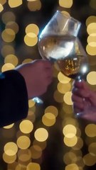 Knowing that the powerful Fu Zhoujin, who has both black and white influence, would appear at the banquet, she carefully laid a love trap and used herself as bait to lure him into falling. She appeared weak and harmless, but in fact, every step was calcul