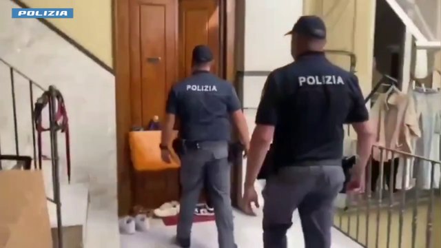 Milano, una 73enne nascondeva in casa gioielli e soldi sottratti agli anziani con le truffe: la perquisizione in casa