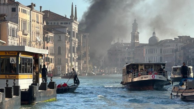 Barcone-merci a fuoco: nube di fumo a Venezia