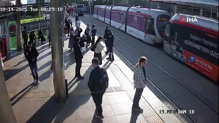 Bir anlık dikkatsizlik ölümle sonuçlanacaktı! Güvenlik görevlileri mucize kurtarışa imza attı