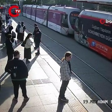 Güvenlik görevlisi genç kızı tramvayın altında kalmaktan son anda kurtardı: O anlar kameraya yansıdı