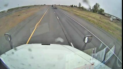 RV motorhome cuts off trucker and overturns on Oregon highway