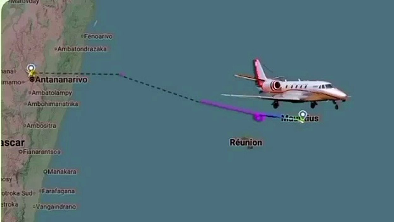 Echanges entre la tour de contrôle de l'aéroport Roland Garros et le jet privé transportant des hauts responsables malgaches