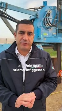 de Pascale - Una palancola dopo l’altra, per oltre un chilometro, per sostenere e rafforzare l’argine. (14.10.25)