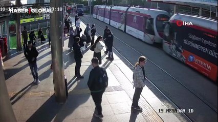 Tramvay raylarında can pazarı: Güvenlik görevlisi genç kızı saniyelerle kurtardı