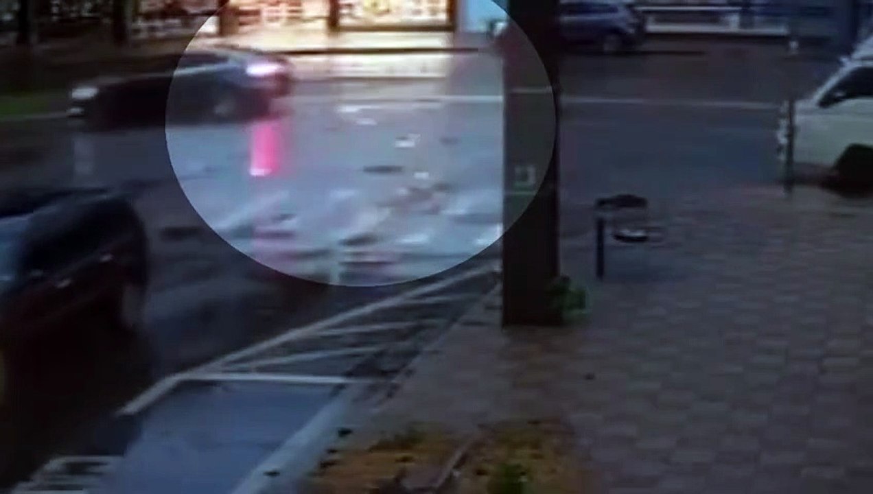 Vídeo mostra cratera de 6 metros de profundidade se abrindo em Maringá