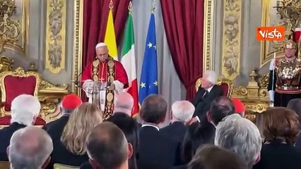 Applauso e standing ovation per il Papa al Quirinale, poi la stretta di mano con Mattarella