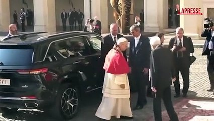 Papa Leone arrivato al Quirinale, accolto da Mattarella