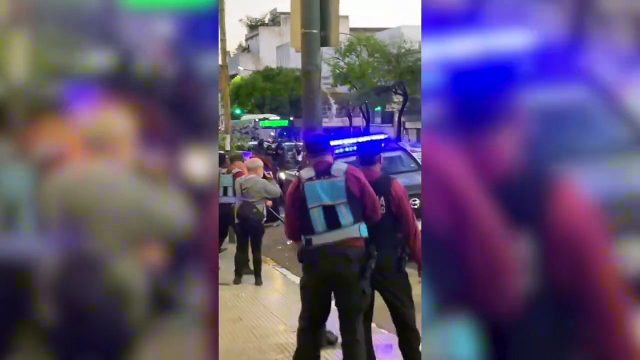 Marcelo Moretti debió escapar en un patrullero por la manifestación de los hinchas
