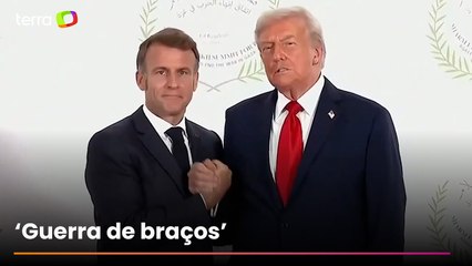 Trump dá aperto de mão longo e constrangedor em Macron durante cúpula da Paz no Egito