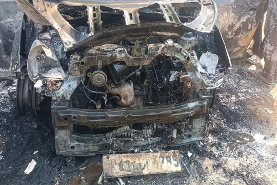 हाइवे पर चलती कार में लगी आग, चालक की बची जान