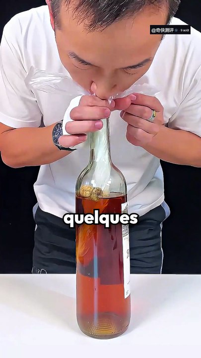 Astuce pour récupérer un bouchon qui tombe dans sa bouteille ? 🍾