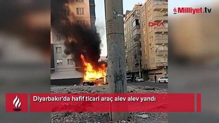 Diyarbakır'da hafif ticari araç alev alev yandı