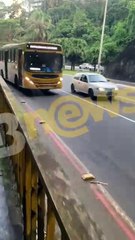 Boca de lobo aberta assusta motoristas que passam em via importante de Salvador; assista